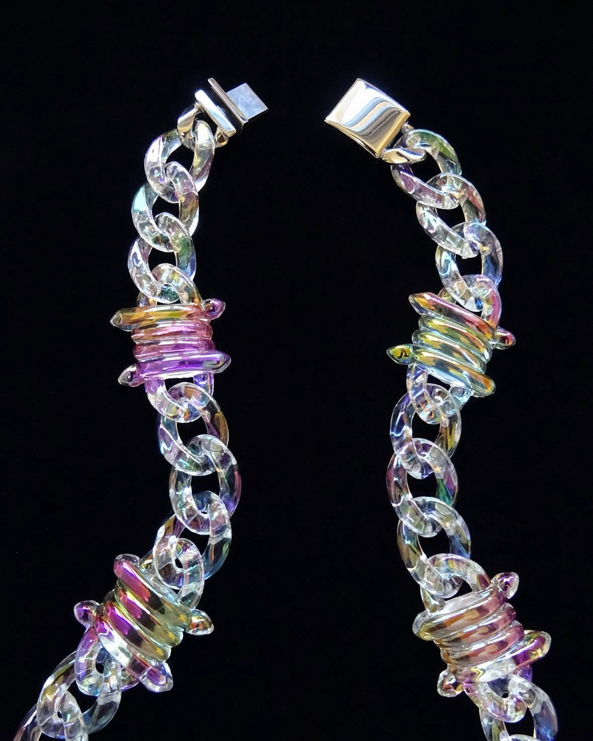 Iridescent barbed cuban