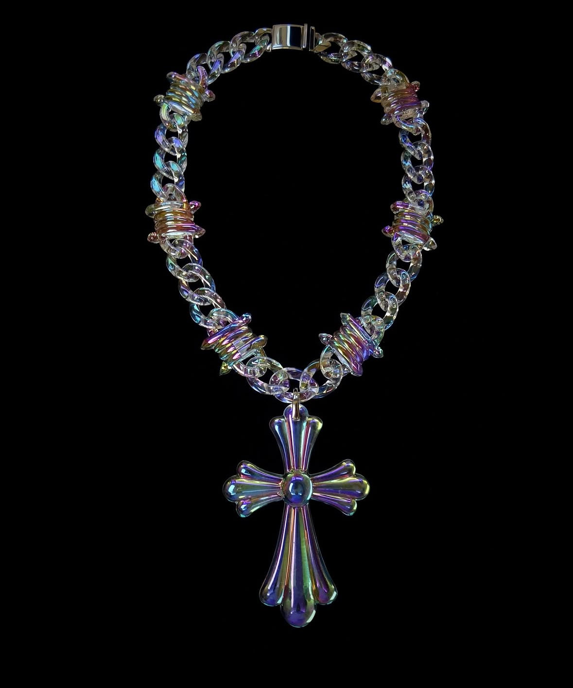 Iridescent barbed chain