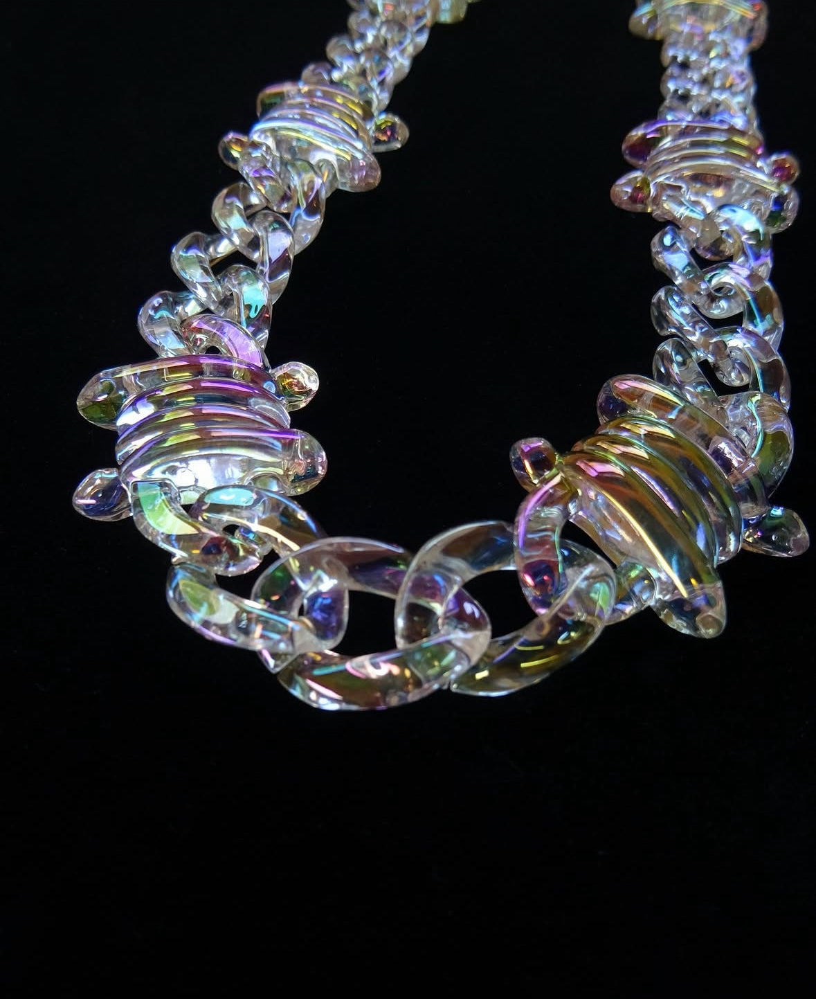 Iridescent barbed chain